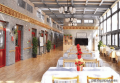 跳舞小组则让白叟跟着音乐的节拍翩翩起